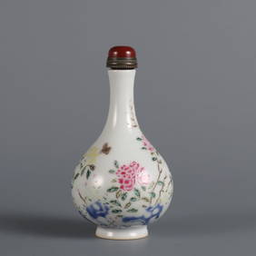 A Exquisite Famille-Rose Flower and Butterfly Pattern Snuff Bottle (1 of 8)