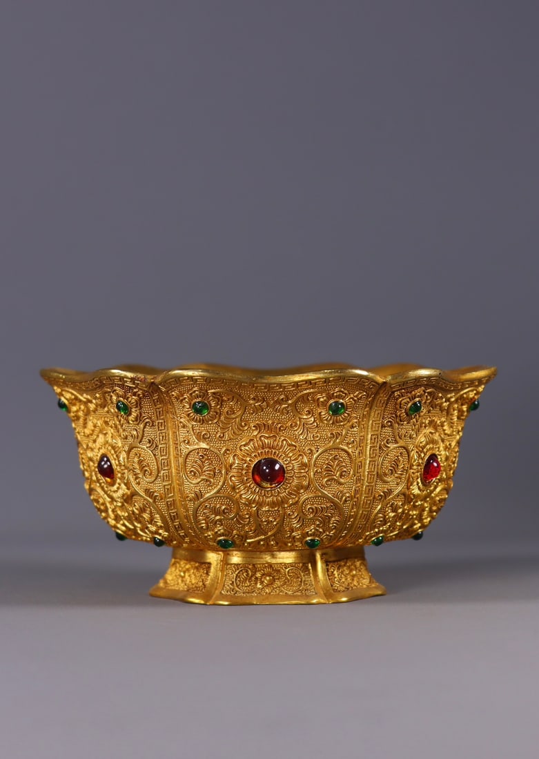 A Exquisite Gilt Bronze Set with gemstones Dragon Pattern Bowl  (1 of 9)