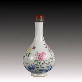 An Exquisite Famille-Rose peony Pattern Snuff Bottle (1 of 8)