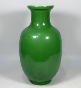 A Exquisite Green Glazed Vase : A Exquisite Green Glazed Vase Qing Dynasty, China Size:38.6cmx20.5cm苹果绿冬瓜瓶 中国清代