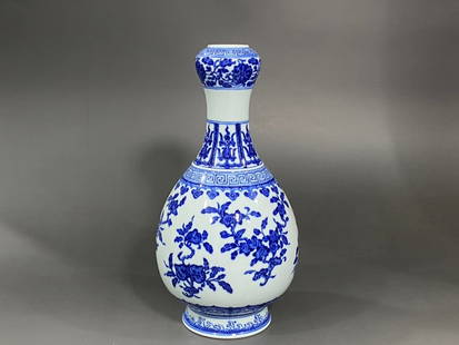A Exquisite Blue and White Flower Pattern Vase : A Exquisite Blue and White Flower Pattern Vase Qing Dynasty, China Qianlong Six-character Mark Size:29cmx14cm青花三多蒜头瓶 中国清代
