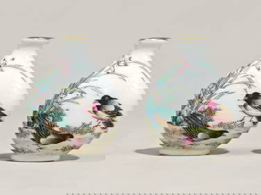 A Exquisite Famille-Rose Flower and Bird Pattern Snuff Bottle (1 of 9)