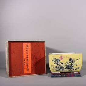 A Exquisite Famille-Rose Flower Pattern Flower Pot (1 of 9)