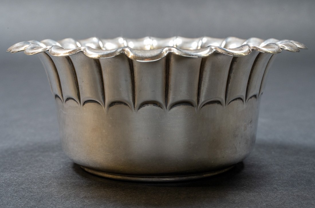 GORHAM STERLING SILVER BOWL: Gorham sterling silver bowl with a pie crust border. Bowl measures 5 inches in diameter and is 2 inches tall. Bowl is marked: GORHAM TRADEMARK STERLING weight of this item is 4.15 troy ounces.