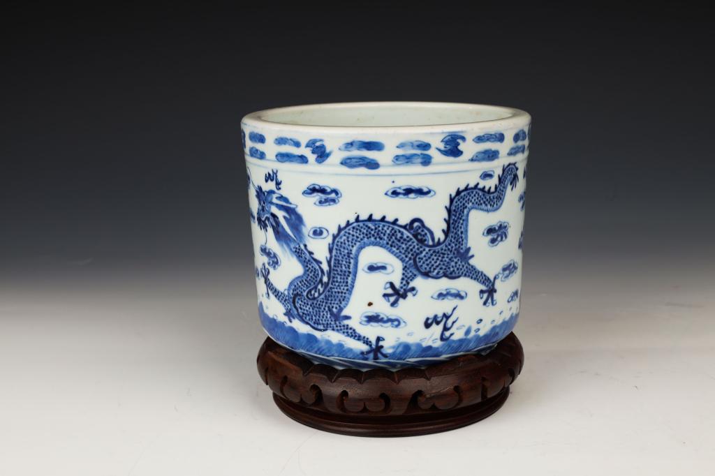 Blue White Dragon Brushpot with Stand, Qing Dynasty: China, Qing Dynasty, 19th centuryDimensions: 6.3" (15.9cm) Dia Blue-and-white brushpot decorated with dragon and cloud patterns. Including a wood stand. 清 青花龍紋౓