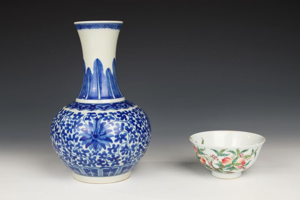 Blue White Floral Bottle Vase TOGETHER WITH Famille Rose Peach Bowl, 20th Century (1 of 10)