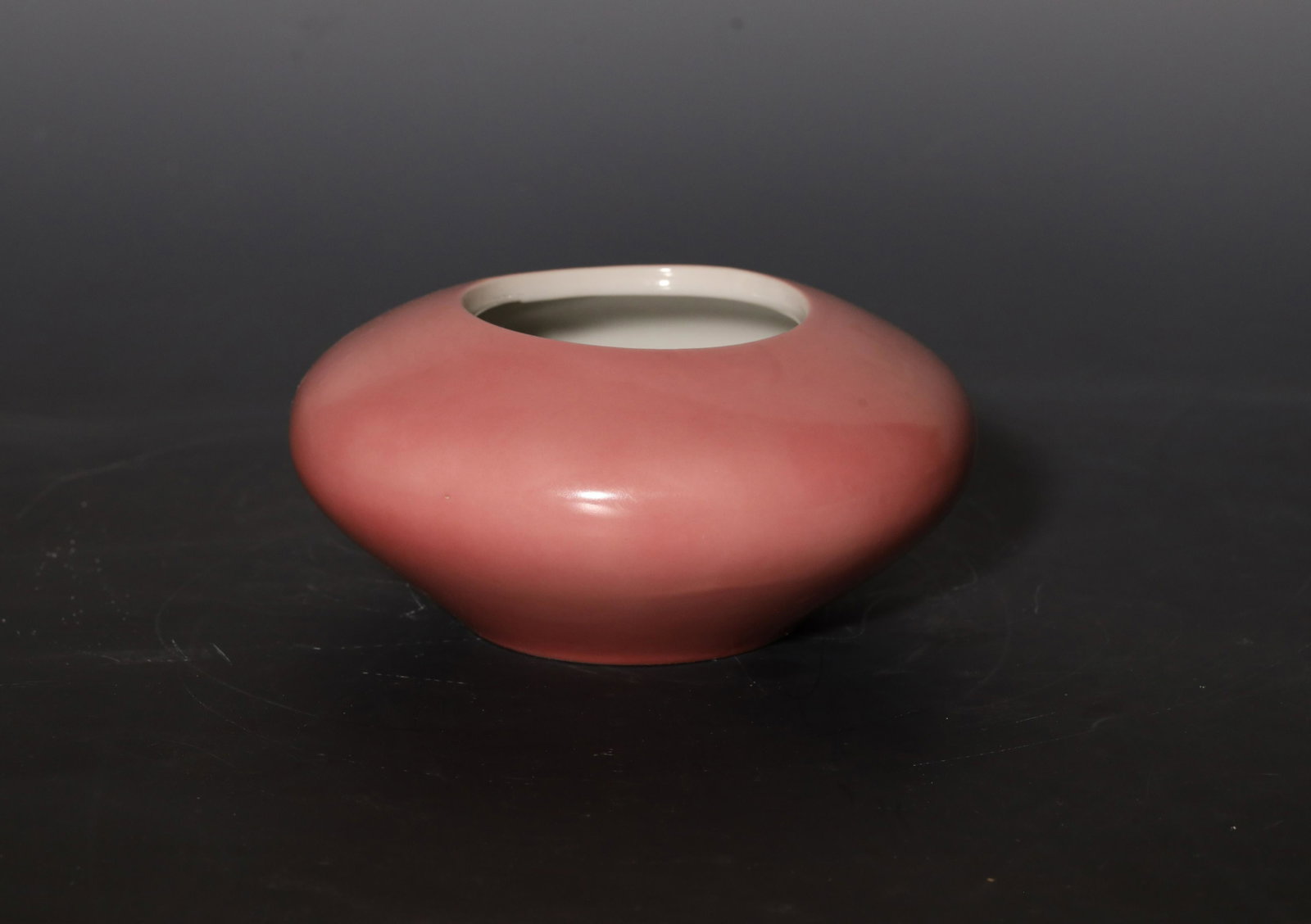 2 x brush washers – puce and turquoise, 19 th c,: 两件水洗 – 紫褐色和绿松石色，19 世纪，Dimensions: 1: 3 1/8" (8cm) H, 6 1/4" (16cm) Dia2: 3" (7.5cm