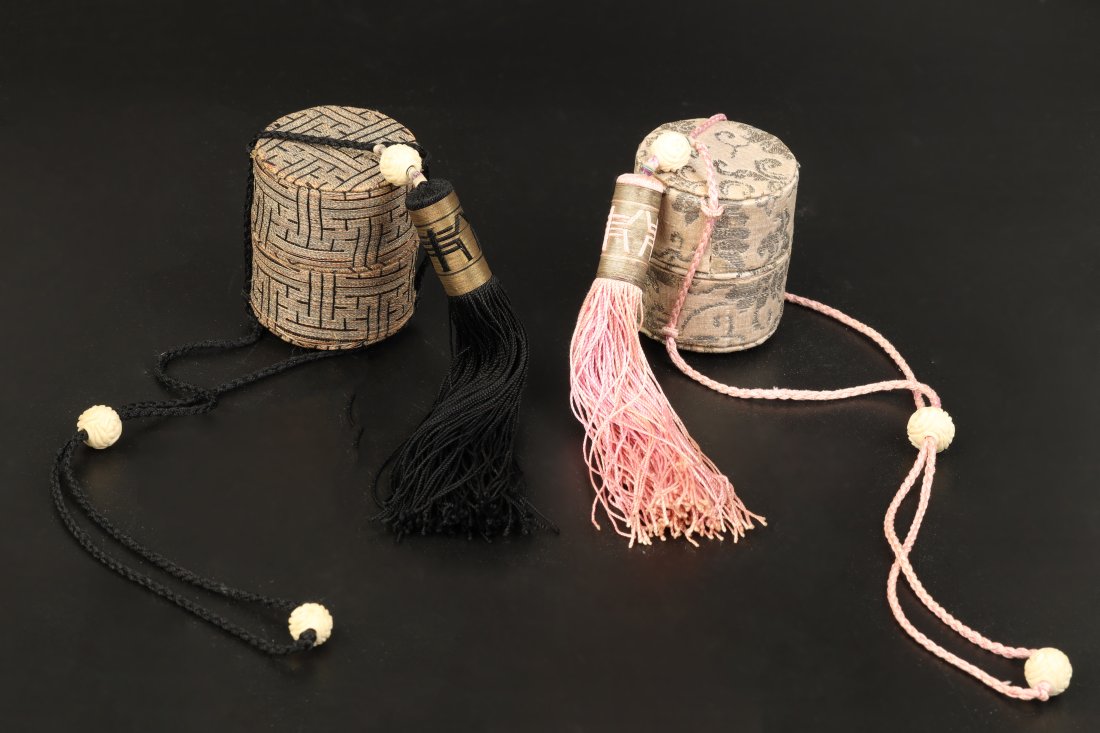 2 x Silk Brocade Thumbring toggle cases, cords. Qing Dynasty, 19 th c (1 of 6)