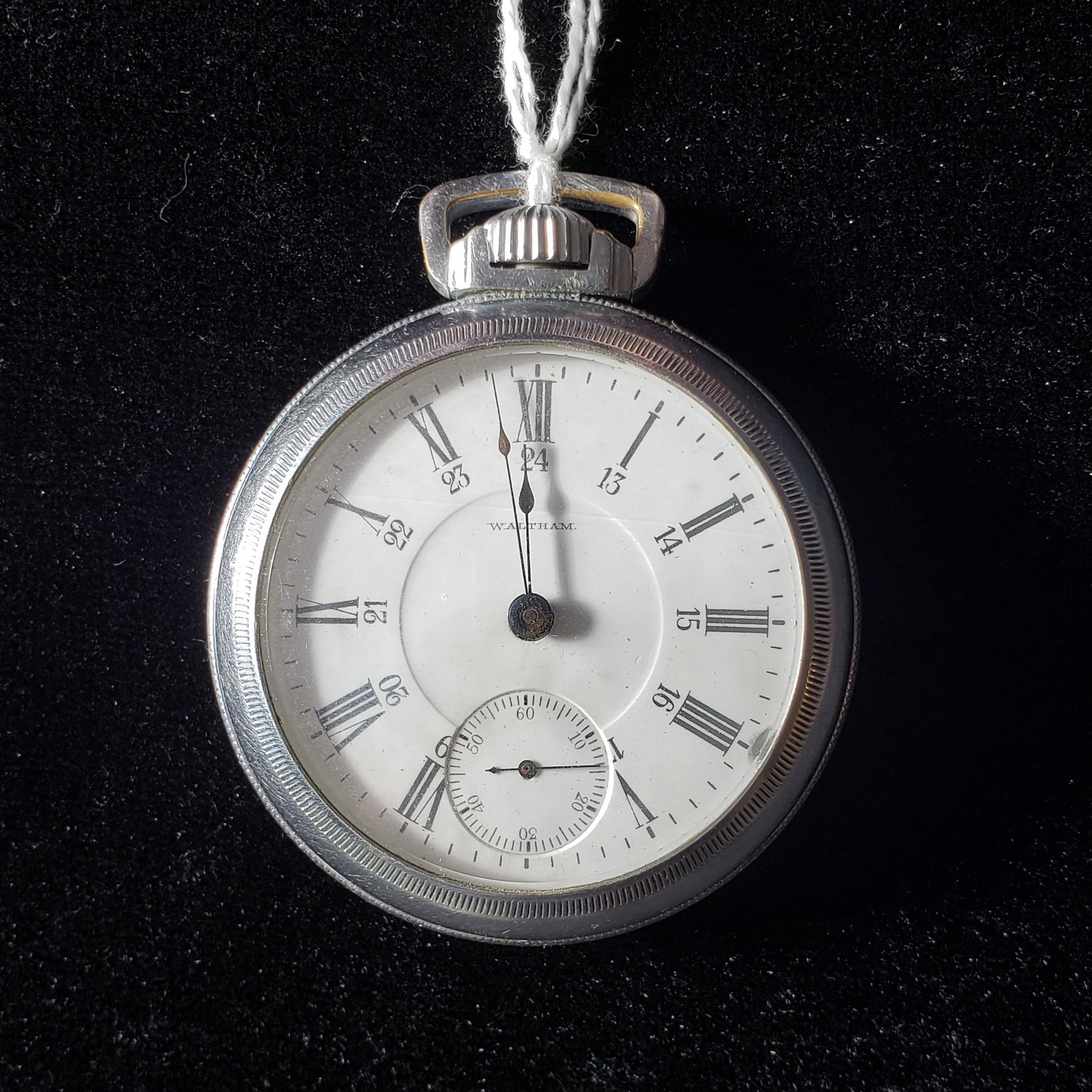 1902 17J Waltham pocket watch with nickel silver case: Dimensions：5.5 cm L，1.8 cm THK