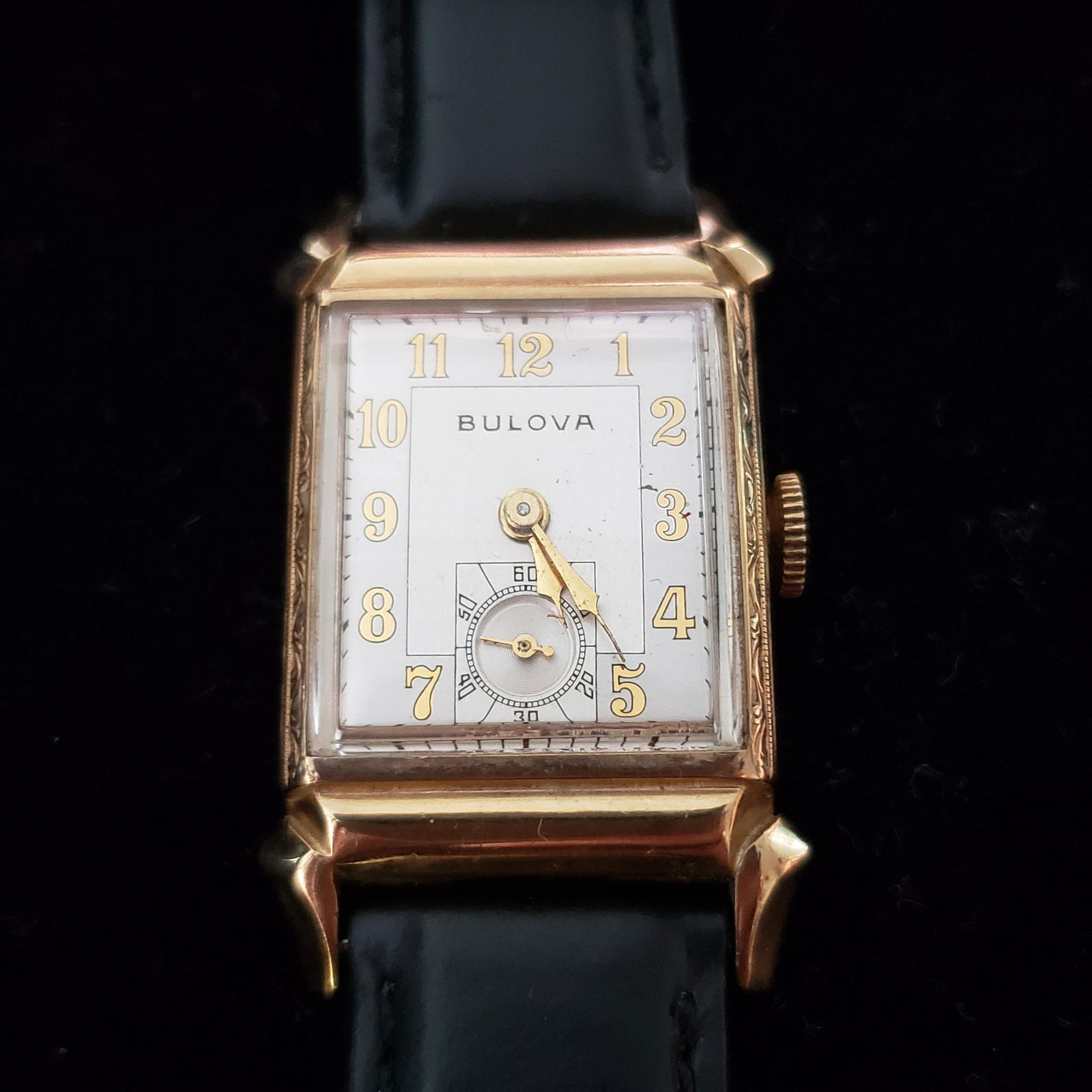 Vintage 17J Bulova wristwatch with genuine leather strap: Dimensions：3.1 cm L，2.1 cm W , 1 cm THK