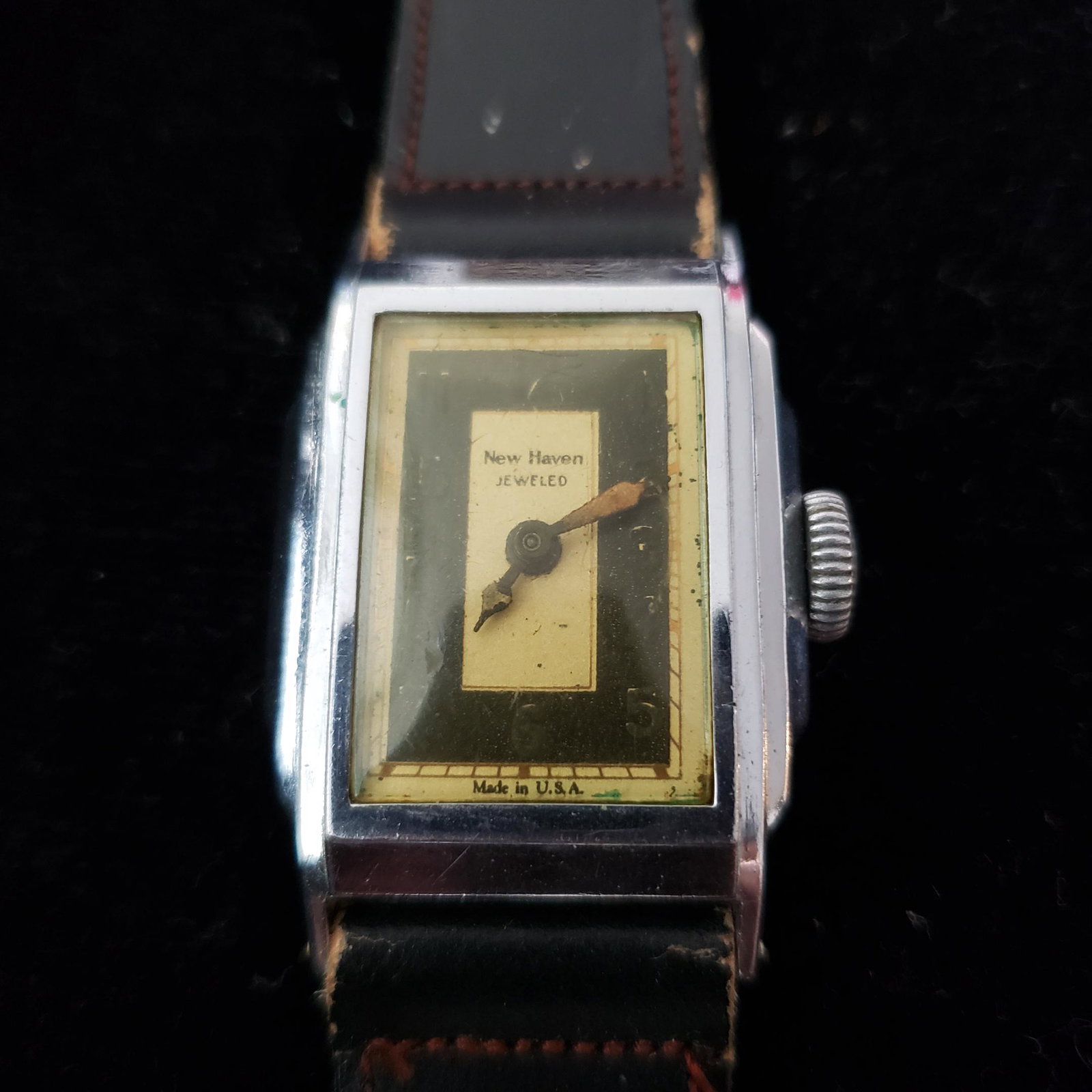 Vintage "MADE IN USA" New haven jeweled men's wristwatch: Dimensions：3.3 cm L，2.7 cm W, 0.9 cm THK