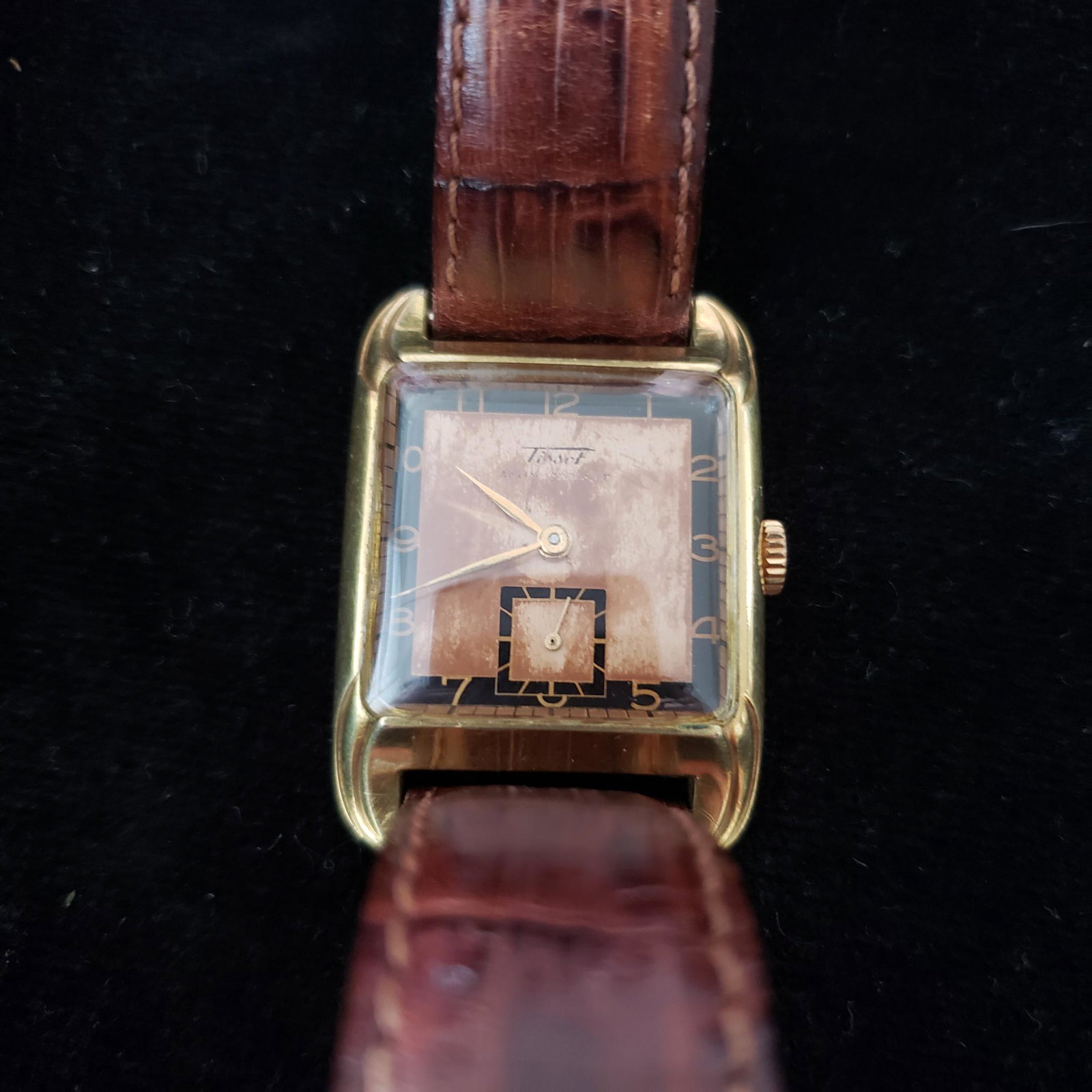 Vintage 15J Tissot men's wristwatch: Dimensions：2.9 cm L，2.8 cm W, 1 cm THK