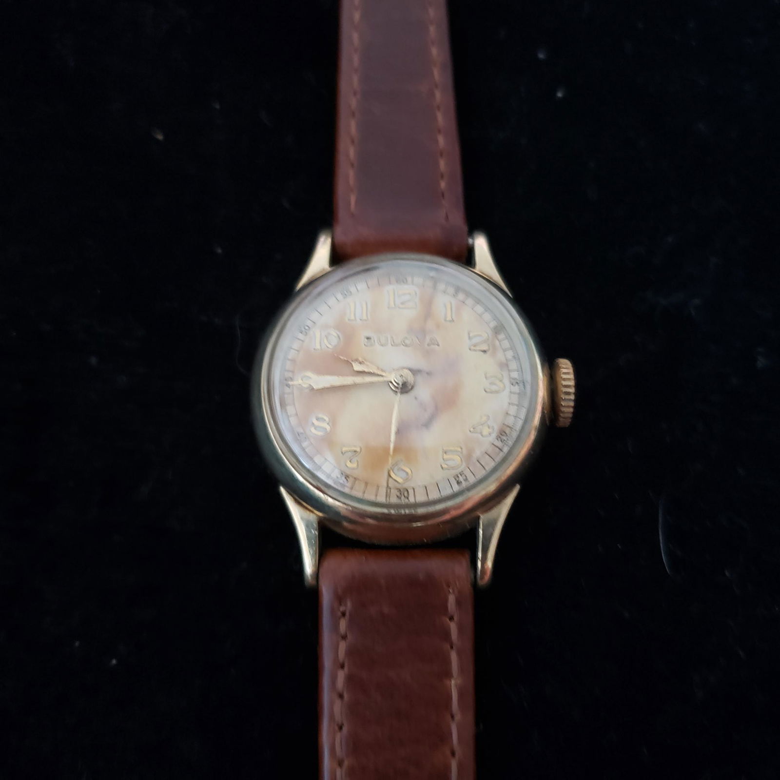 Vintage 17J Bulova wristwatch with genuine leather strap: Dimensions：2.6 cm L，1 cm THK
