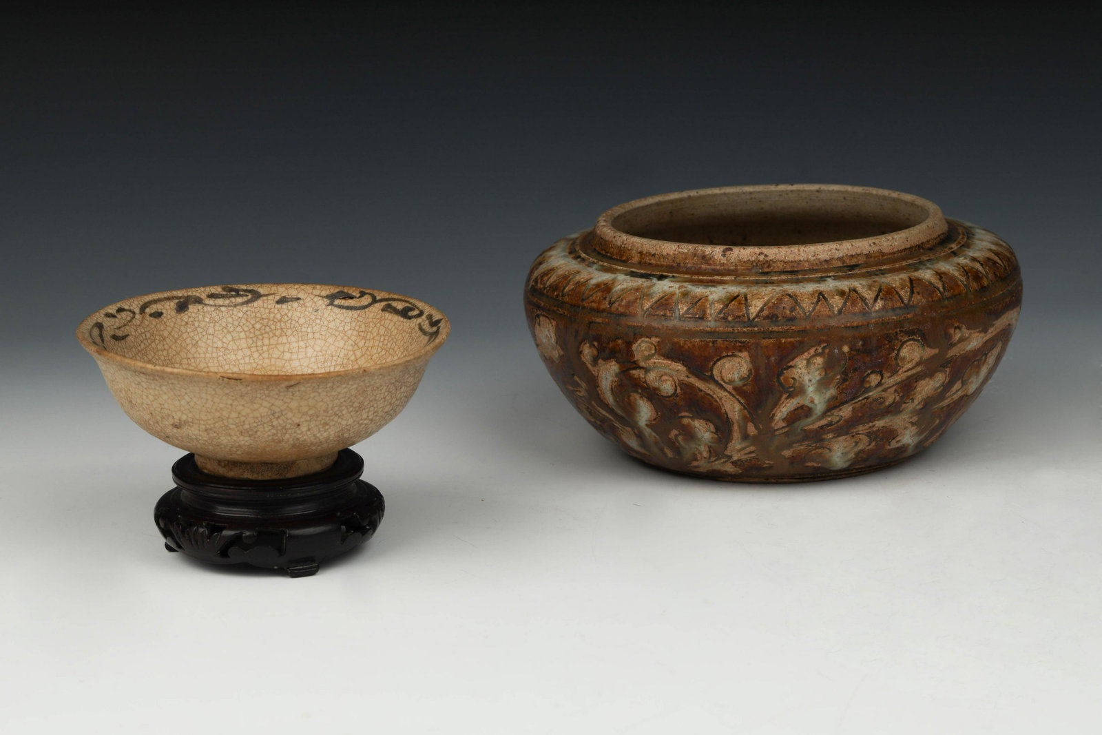 Sawankhalok Jar and Bowl, Thailand 13-15th c, Ex Coll.Korean diplomat: (1) 5 1/2" (14cm) Dia, (2) 3 3/4" (9.5cm) Dia韩国外交官藏元代画花瓷器一组两件，小碗