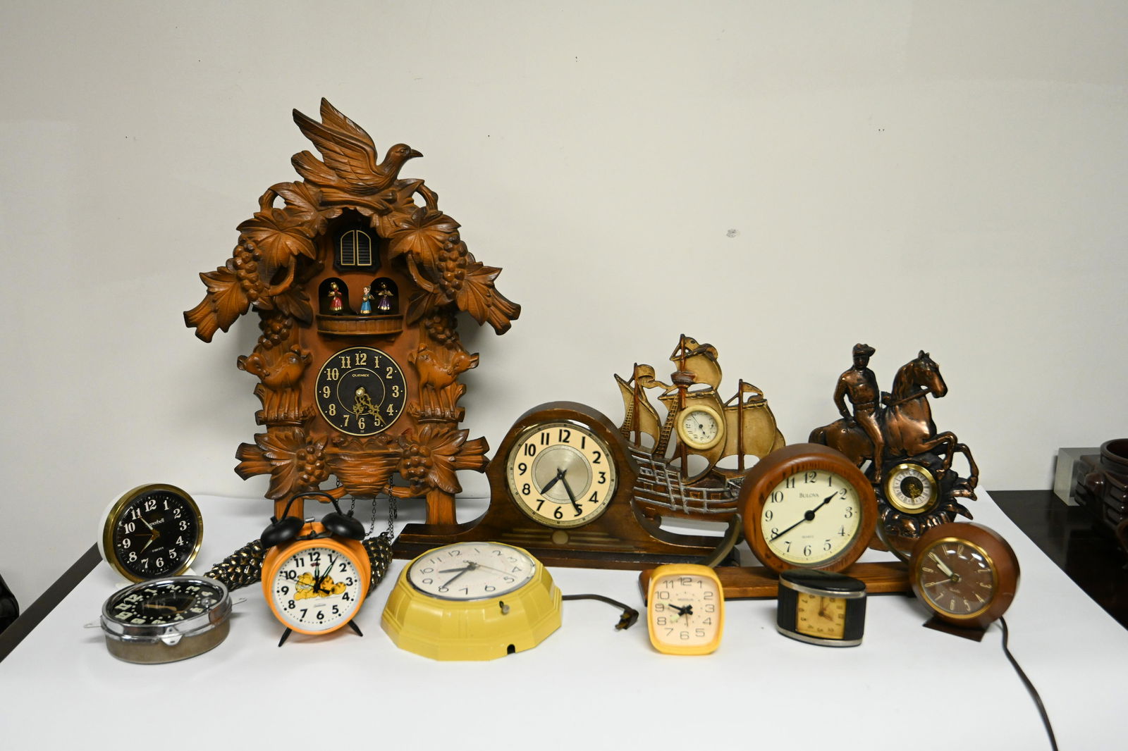 Various Wall and Travel Clocks (34): Smallest 2 1/4" (6cm) H, Largest 22 3/4" (58cm) H钟表一组34件