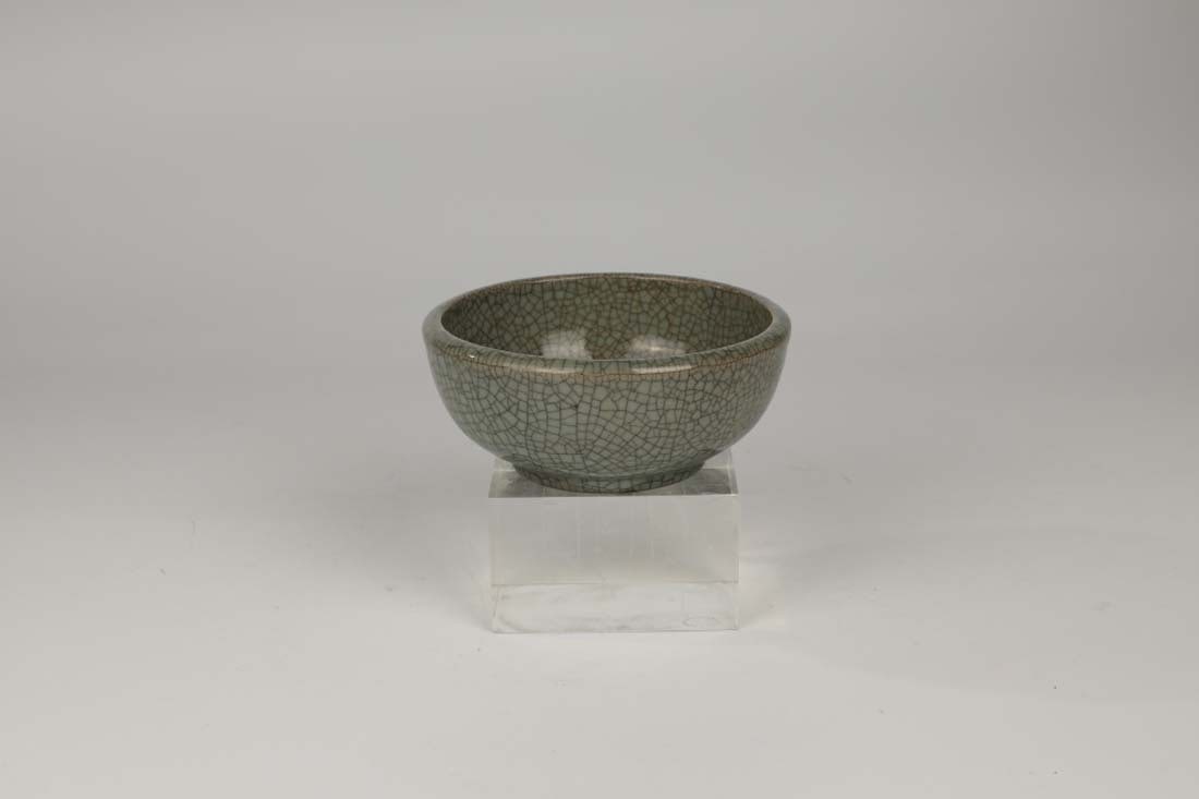A Celadon Ge-style Crackle Ware Bowl, Ming Dynasty or Later (1 of 6)