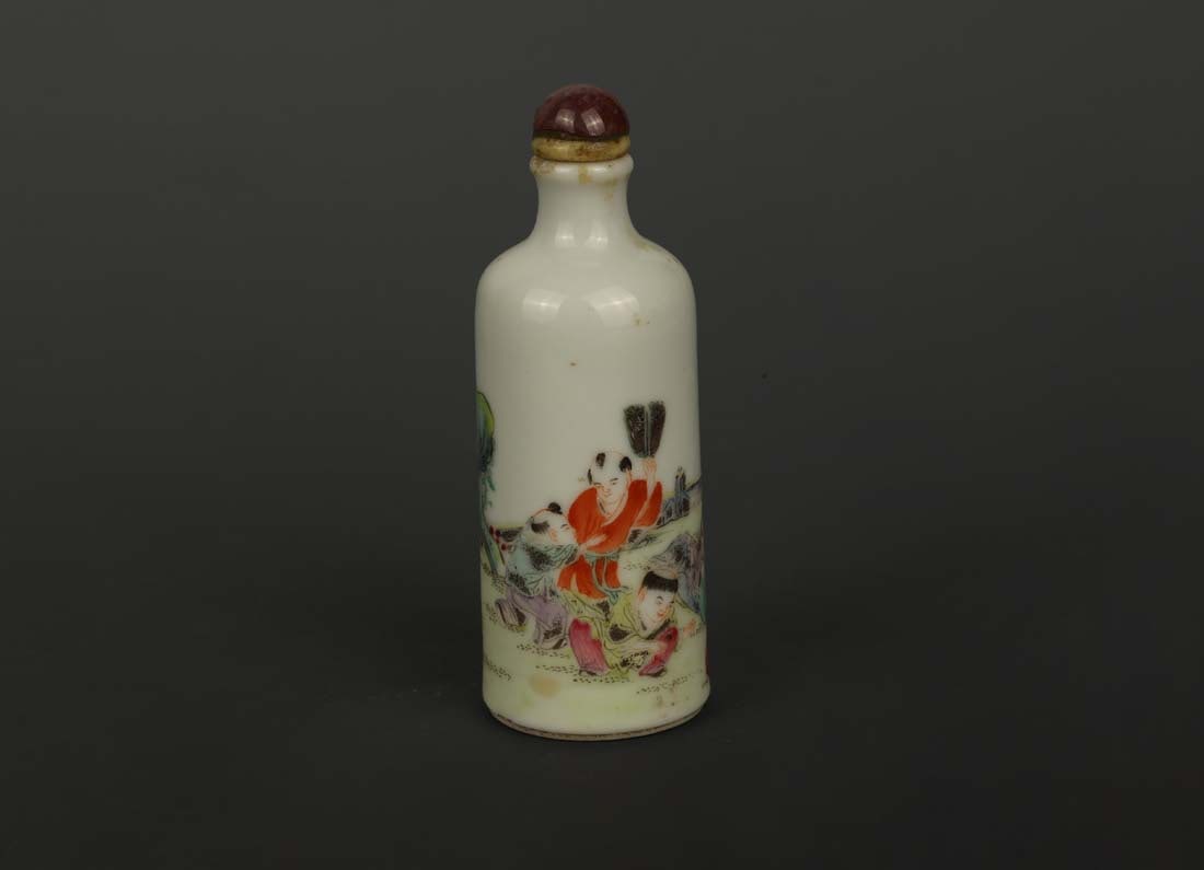 Famille Rose children-playing pattern snuff bottle, Late Qing Dynasty Hongxian mark (1 of 7)