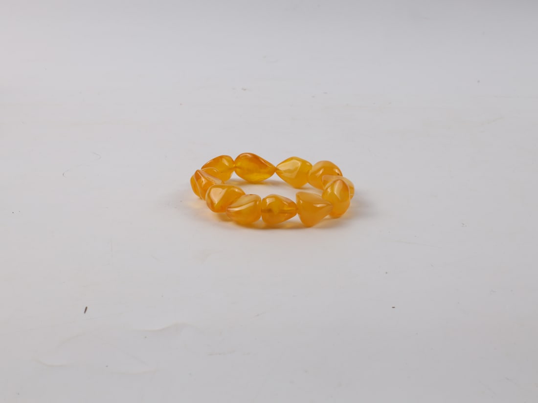 Amber bracelet of 12 pieces，modern period: 现代制琥珀手串一串12颗 Dimensions: 12 pieces