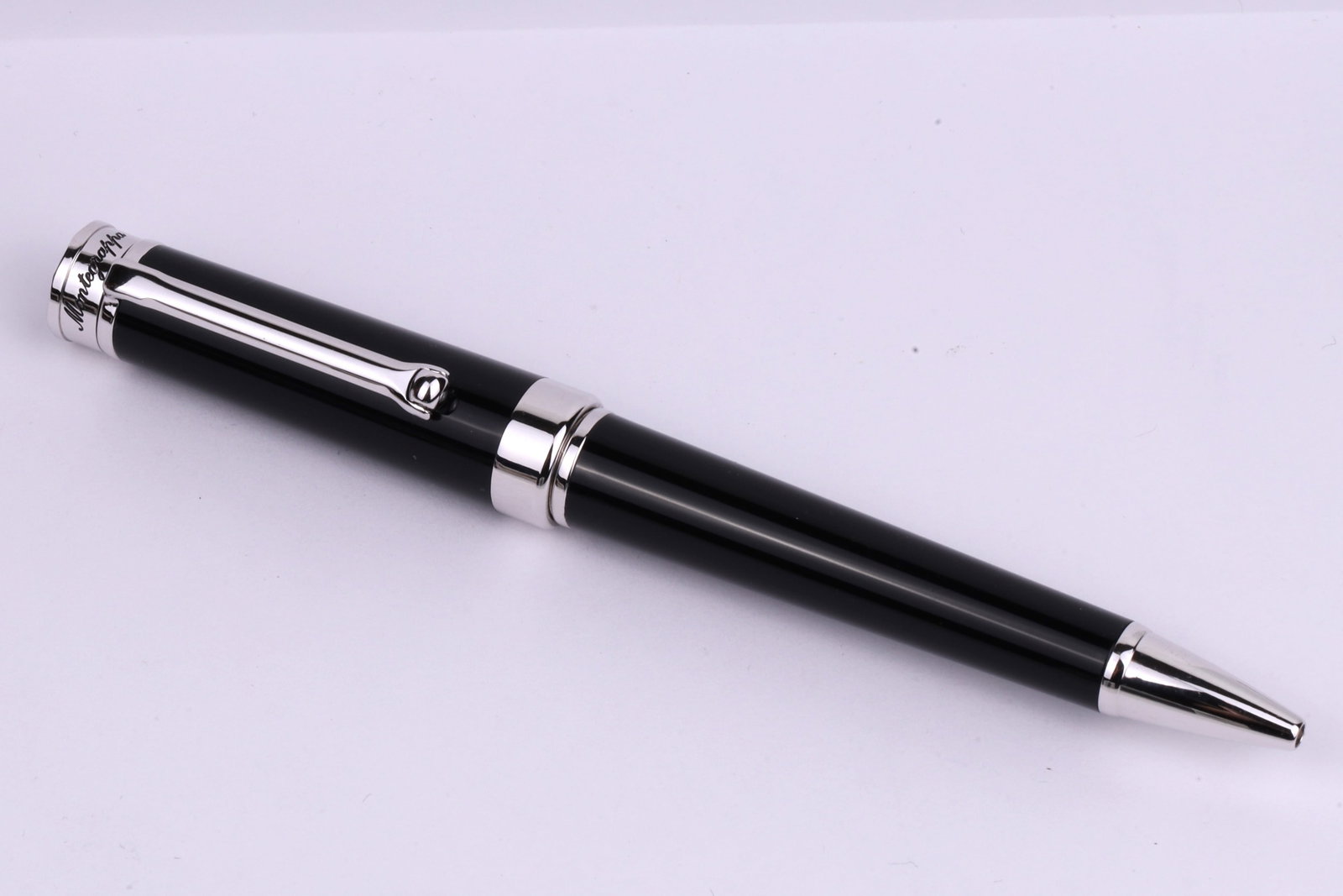 Montegrappa Parola Ballpoint Pen: Montegrappa Parola ballpoint penMaterial: ResinTrim: Stainless steelPackaging: with original presentation boxLength: 145 mmDiameter: 15.0 mmWeight: 40.00 gMontegrappa Parola圆珠笔
