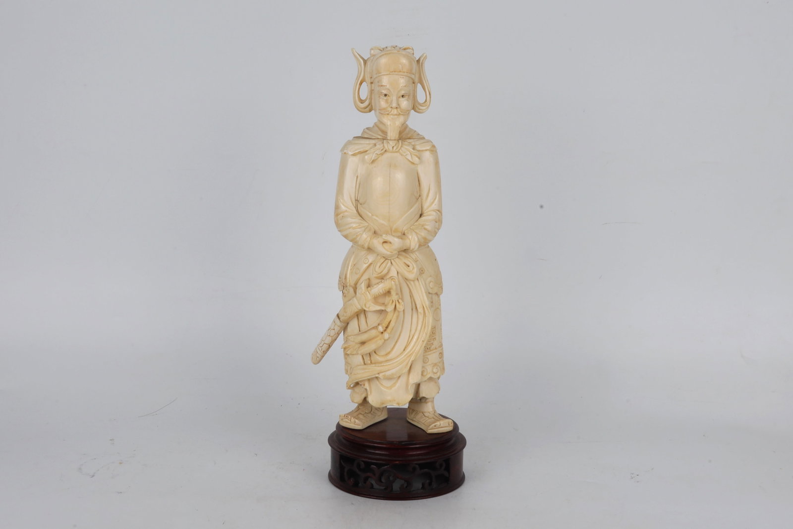 Carved Bone Guardian Figure China 20th Century: Carved Bone Guardian Figure China 20th Century Dimensions: 31.5cm T 20世纪中国骨雕守卫立像 尺寸:31.5厘米高
