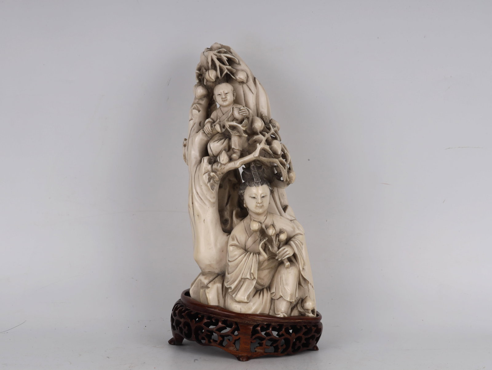 Carved Bone Mother and Child Figure China 20th Century: Carved Bone Mother and Child Figure China 20th Century Dimensions: 25cm T 20世纪中国骨雕母子立像 尺寸:25厘米高