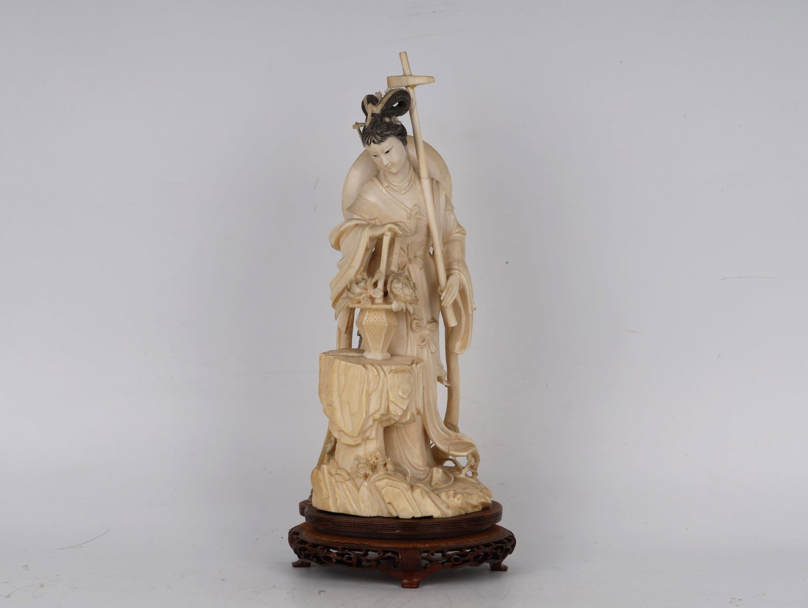 Carved Bone Female Figure China 20th Century: Carved Bone Female Figure China 20th Century Dimensions: 30cm T 20世纪中国骨雕女性立像 尺寸:30厘米高