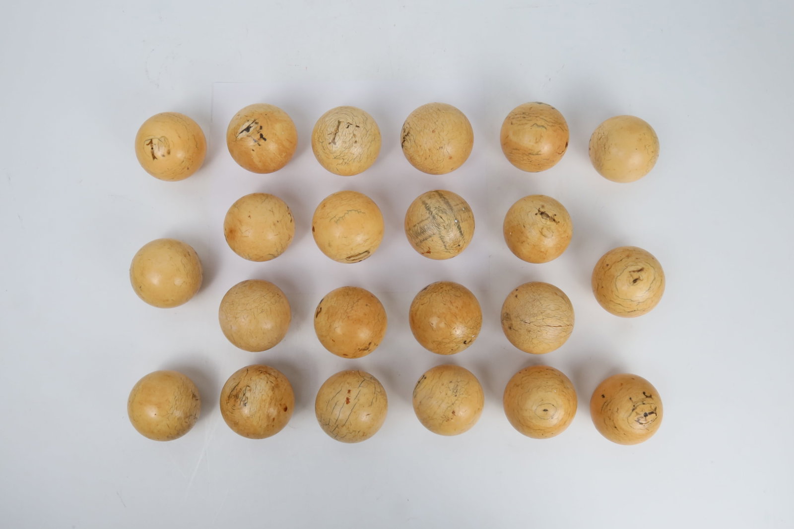 A Group of Bone Gaming Balls China 20th Century: A Group of Bone Gaming Balls 20th Century Dimensions: 7.5cm Dia 20世纪骨制游戏球一组 尺寸:直径7.5厘米