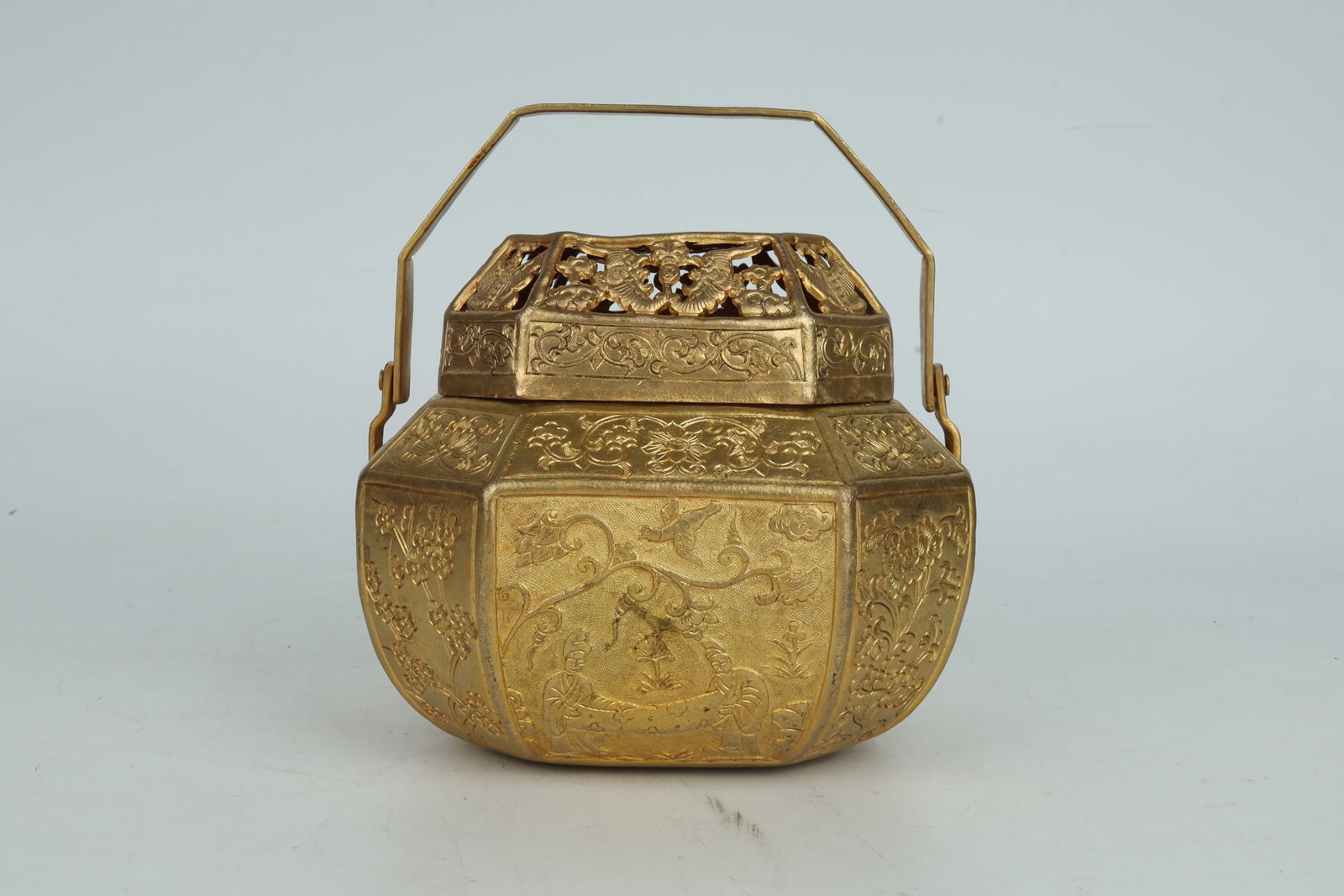 Gilt Bronze Hand Warmer China 20th Century: Gilt Bronze Hand Warmer China 20th Century Dimensions: 12.7cm W, 10.8cm H 20世纪中国铜鎏金手炉一件