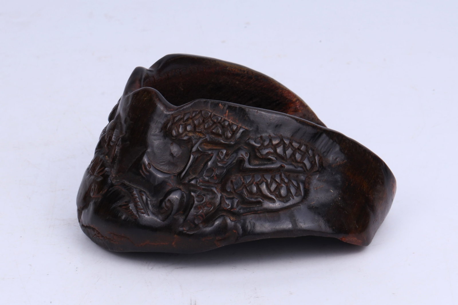 Carved Horse Hoof Ornament China 20th Century: Carved Horse Hoof Ornament China 20th Century Dimensions: 10.8cm L, 9.9cm W, 5.3cm H 20世纪中国雕刻马蹄摆件一件