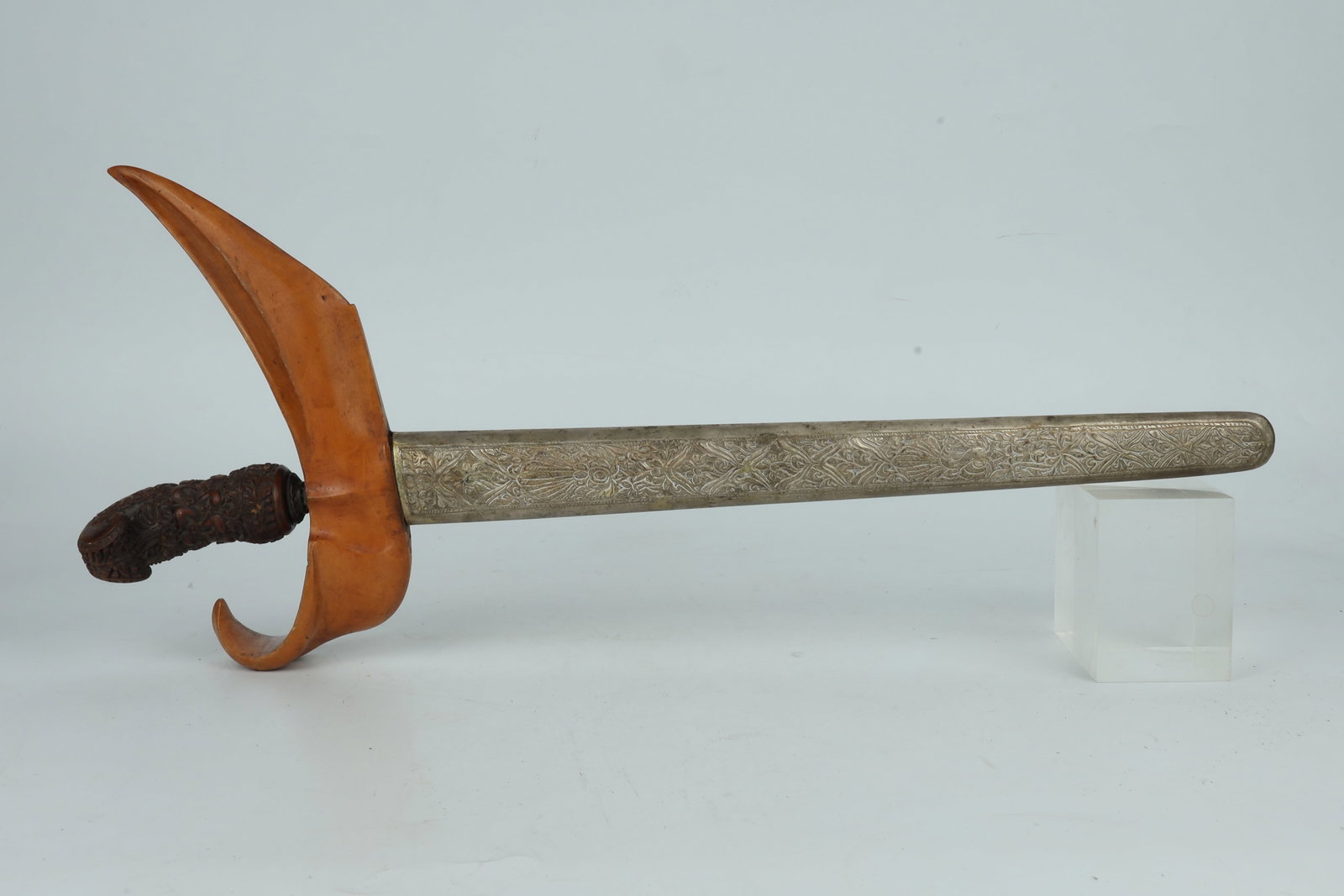 Southeast Asian Kris Dagger with Carved Wooden Scabbard: Southeast Asian Kris Dagger with Carved Wooden Scabbard Dimensions: 45.7cm L 东南亚马来波浪形短剑及木雕剑鞘