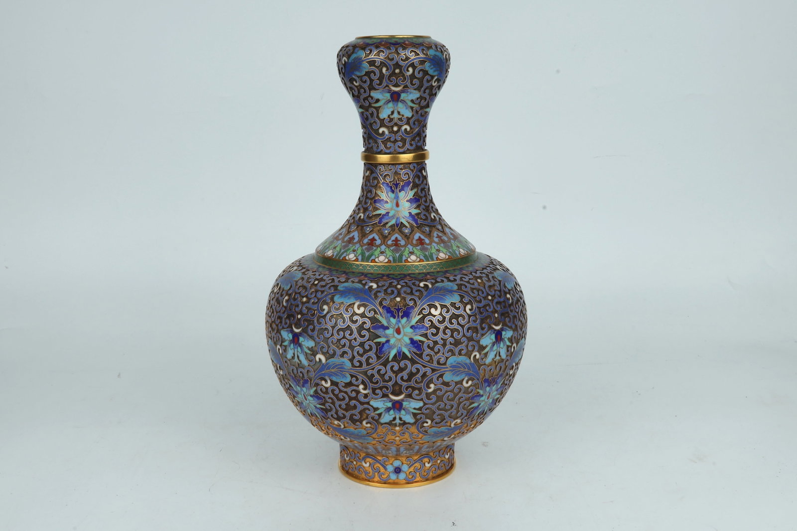 Cloisonné Garlic-mouth Zun Vase China 20th Century: Cloisonné Garlic-mouth Zun Vase China 20th Century Dimensions: 26cm H 20世纪景泰蓝蒜头尊一件 尺寸：高26厘