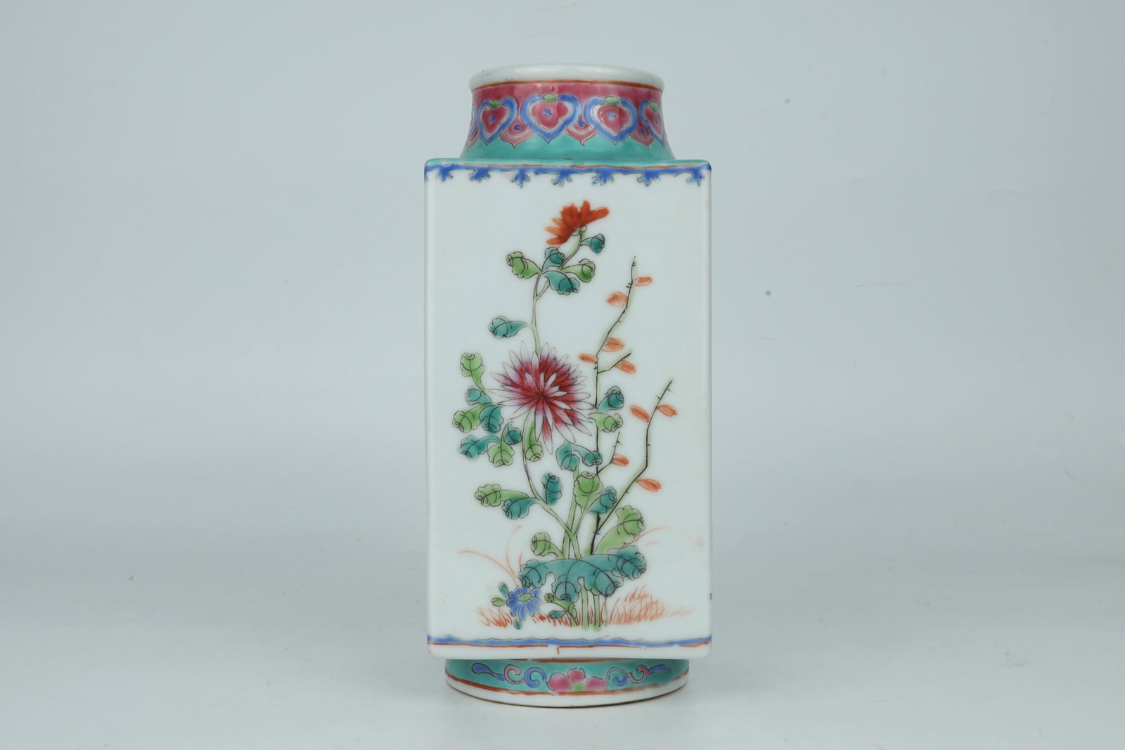 Famille Rose Floral Square Vase China 20th Century: Famille Rose Floral Square Vase China 20th Century Dimensions: 23.5cm H 20世纪中国粉彩花卉四方瓶一件