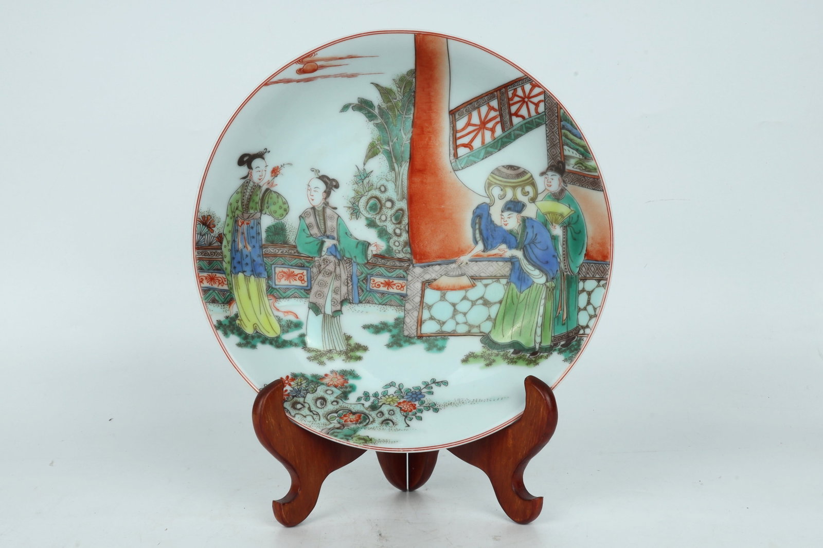 Famille Rose Figural Dish China 20th Century: Famille Rose Figural Dish China 20th Century Dimensions: 21.6cm Dia 20世纪中国粉彩人物盘一件，不带底托