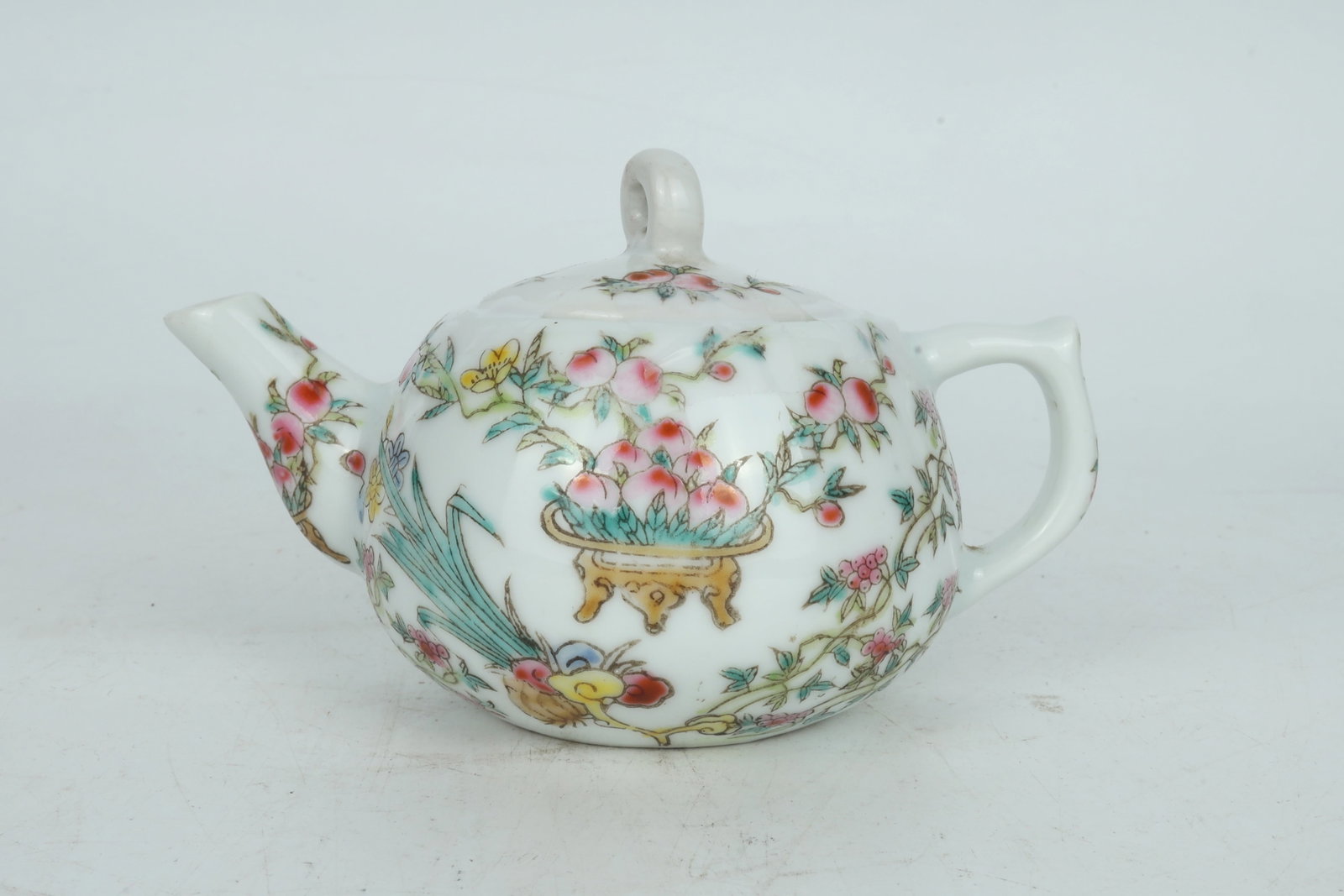 Famille Rose Teapot China 20th Century: Famille Rose Teapot China 20th Century Dimensions: 12.7cm L, 7.6cm H 20世纪中国粉彩茶壶一件