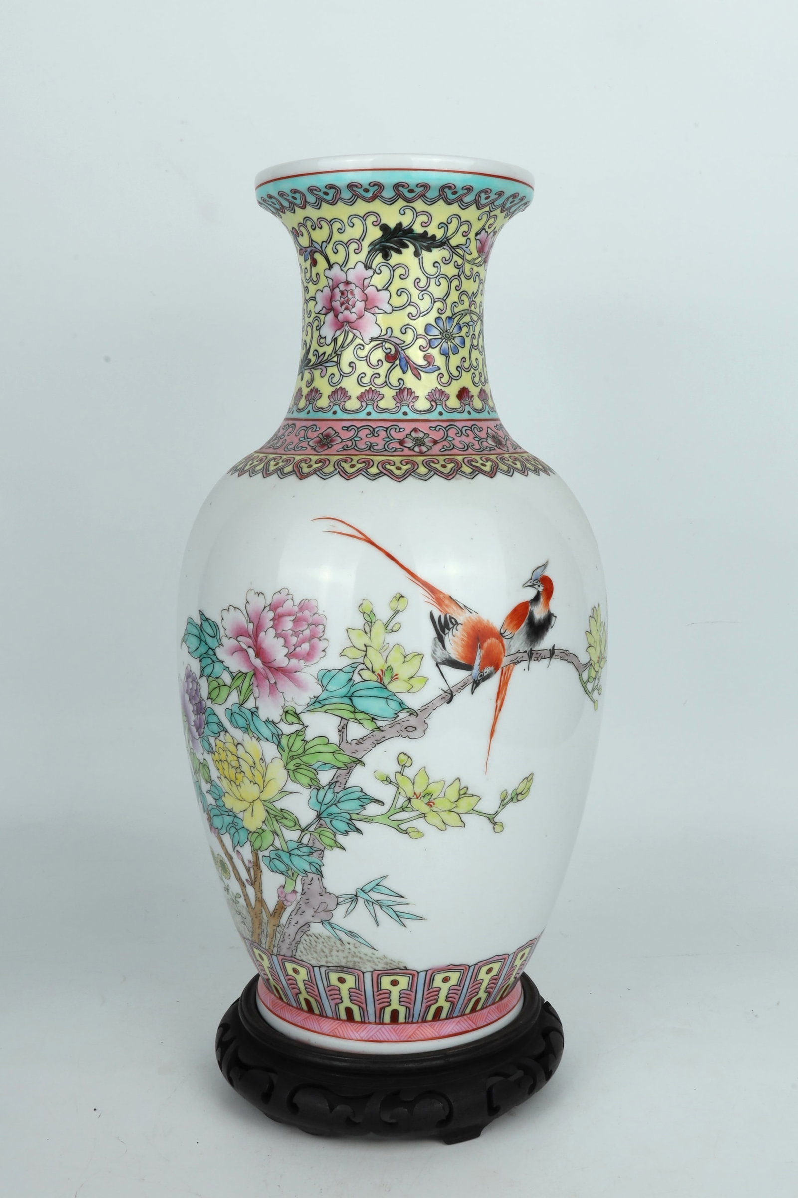 Famille Rose Large Vase China 20th Century: Famille Rose Large Vase China 20th Century Dimensions: 38.7cm H 中国粉彩大瓶一件，带底托 尺寸：高38.7
