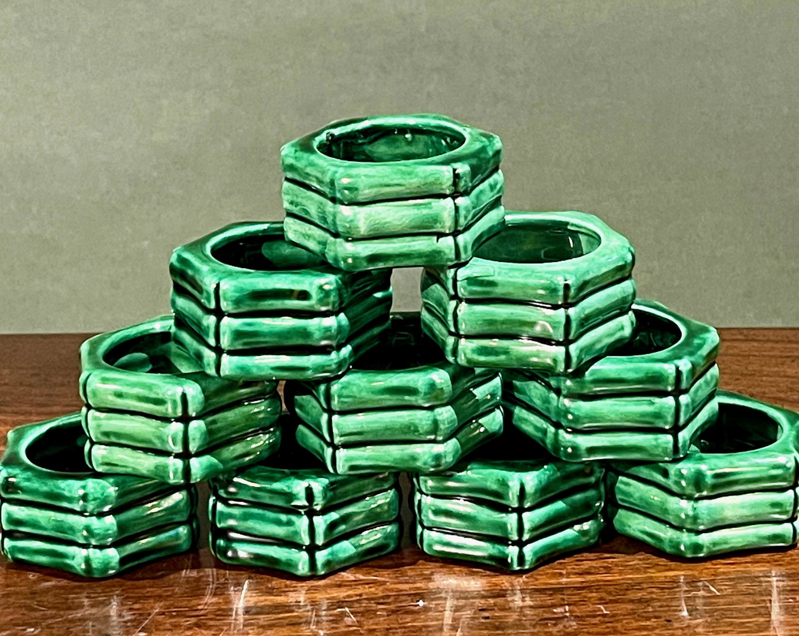 Chinoiserie Green Bamboo Hollywood Regency Napkin Rings: Vintage handmade set of 10 glazed ceramic pottery napkin rings/holders, Hollywood Regency Chinoiserie-style with green bamboo motif. Approximate dimensions: 2”Diameter (each).
