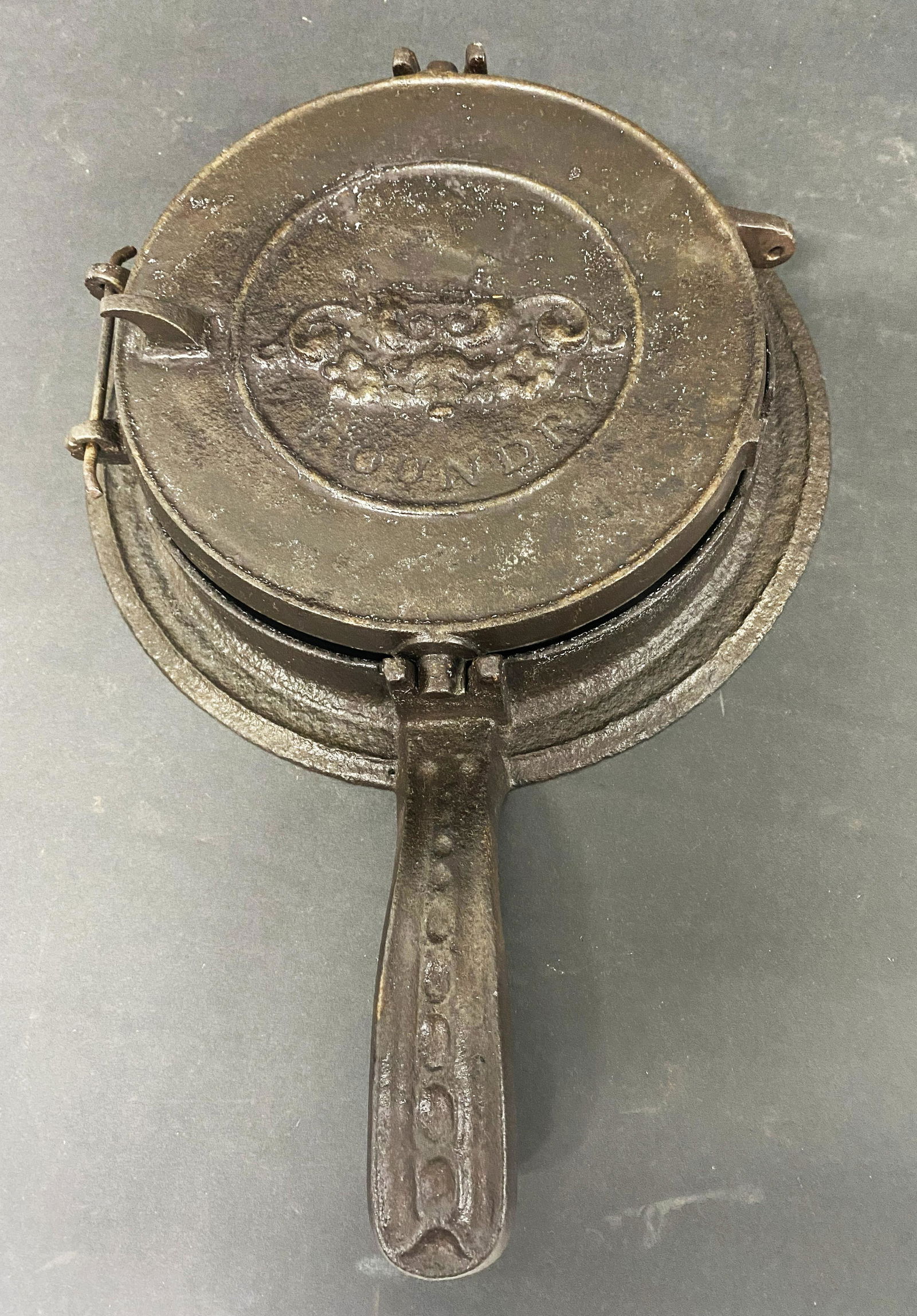 Foundry Cast Iron Fancy Waffle Maker With Base (1 of 4)