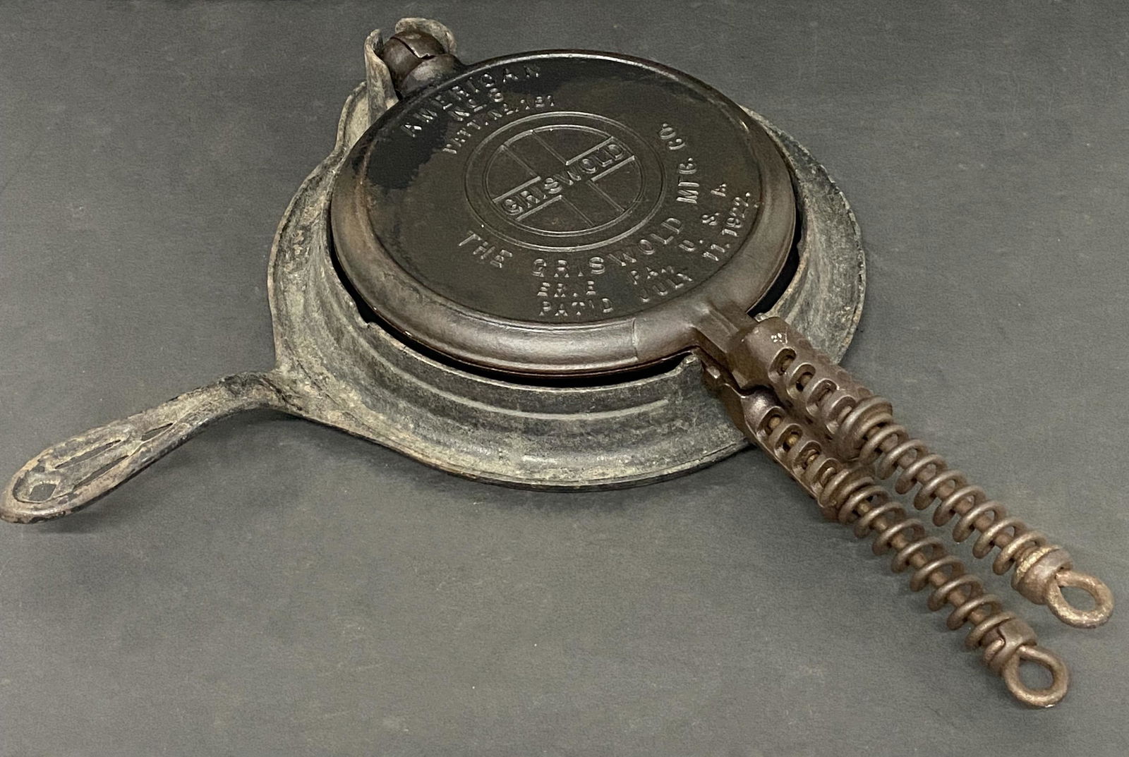 Griswold Cast iron Waffle Maker With Stand 8 (0056) on Dec 31, 2021