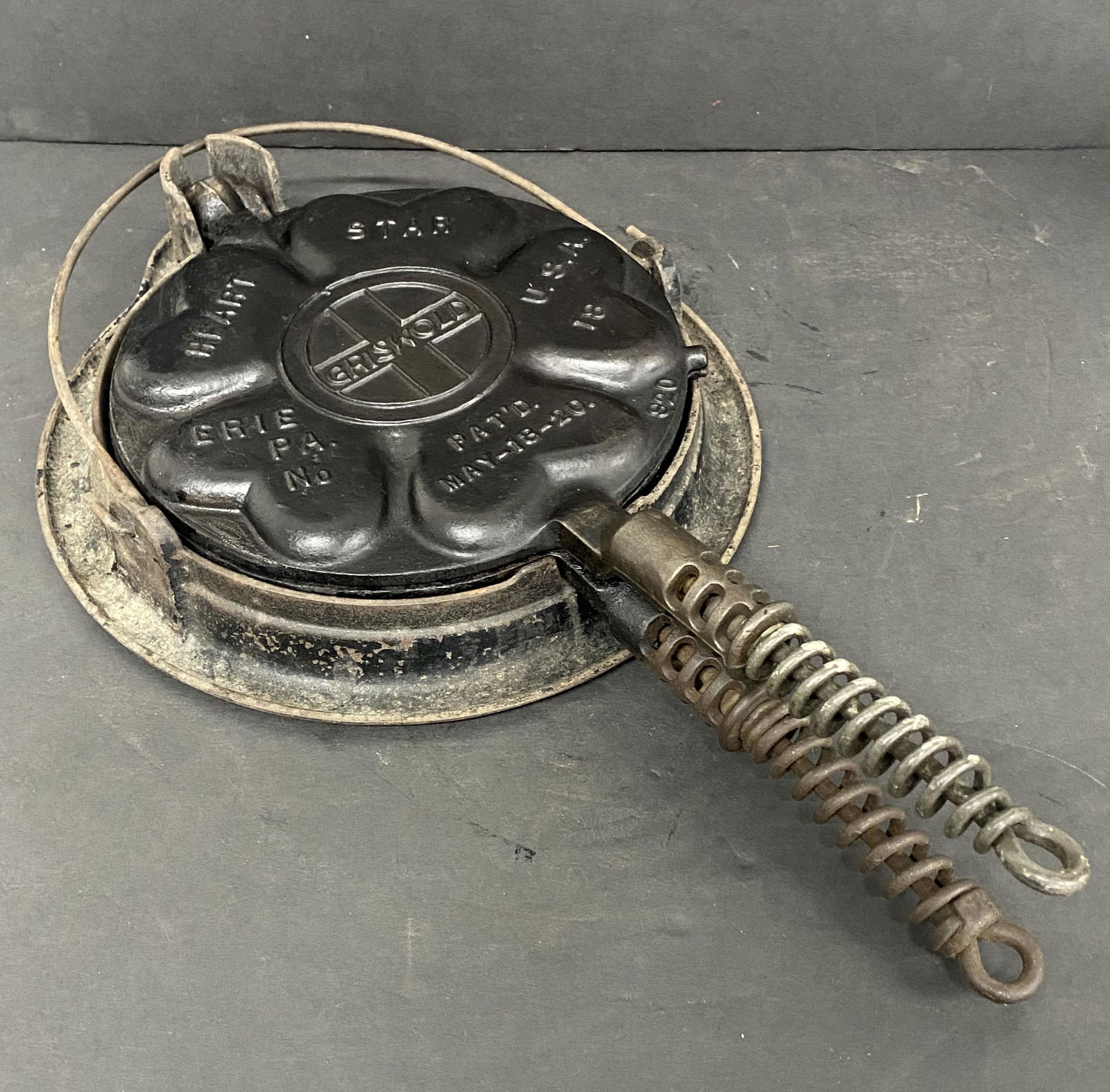 Griswold Heart Star NO. 18 Cast Iron Waffle Iron Dec 31, 2021