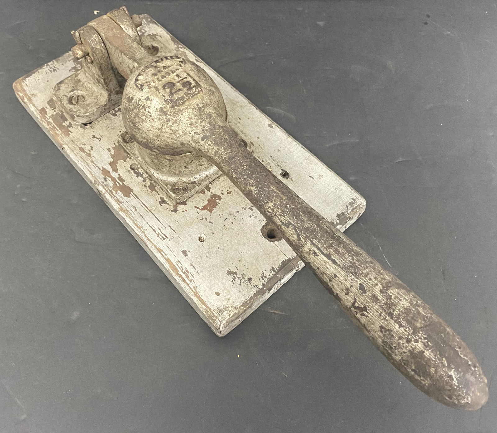 2.5"  Cast Iron Popcorn Mold (1 of 3)