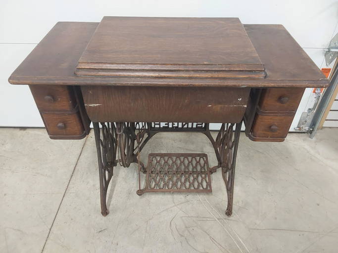 Singer sewing machine and (0253) on Dec 31, 2021 Freeman