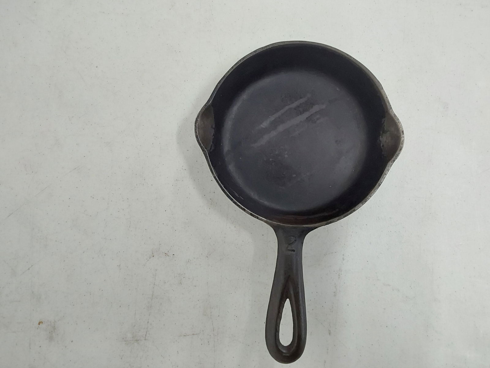 Griswold #2 skillet with fire ring (1 of 2)