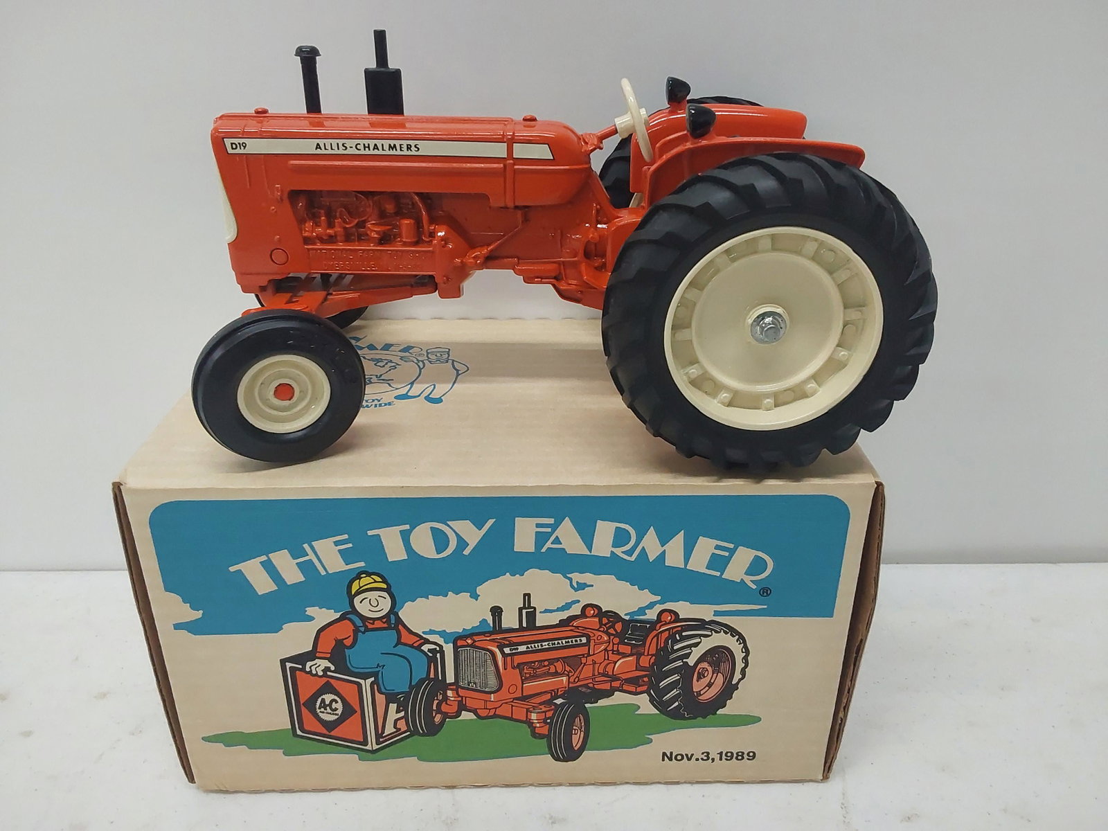 ERTL: Allis-Chalmers D19 tractor