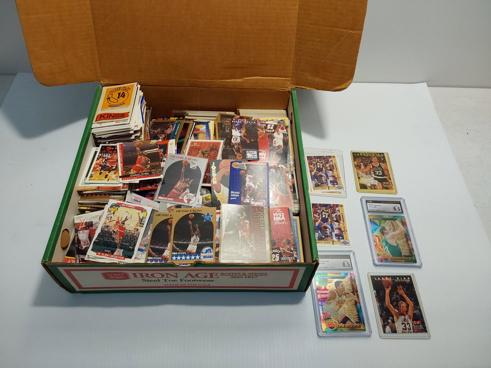 basketball lot with lots of Jordan cards (1 of 5)