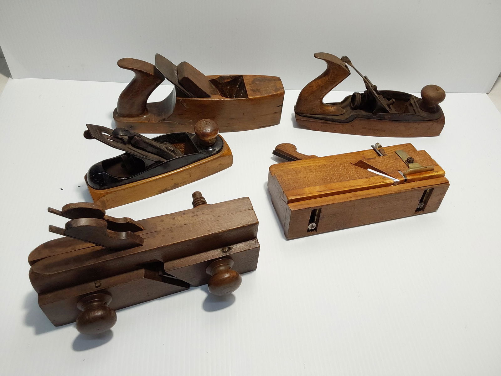 (5) wood hand planes (1 of 2)