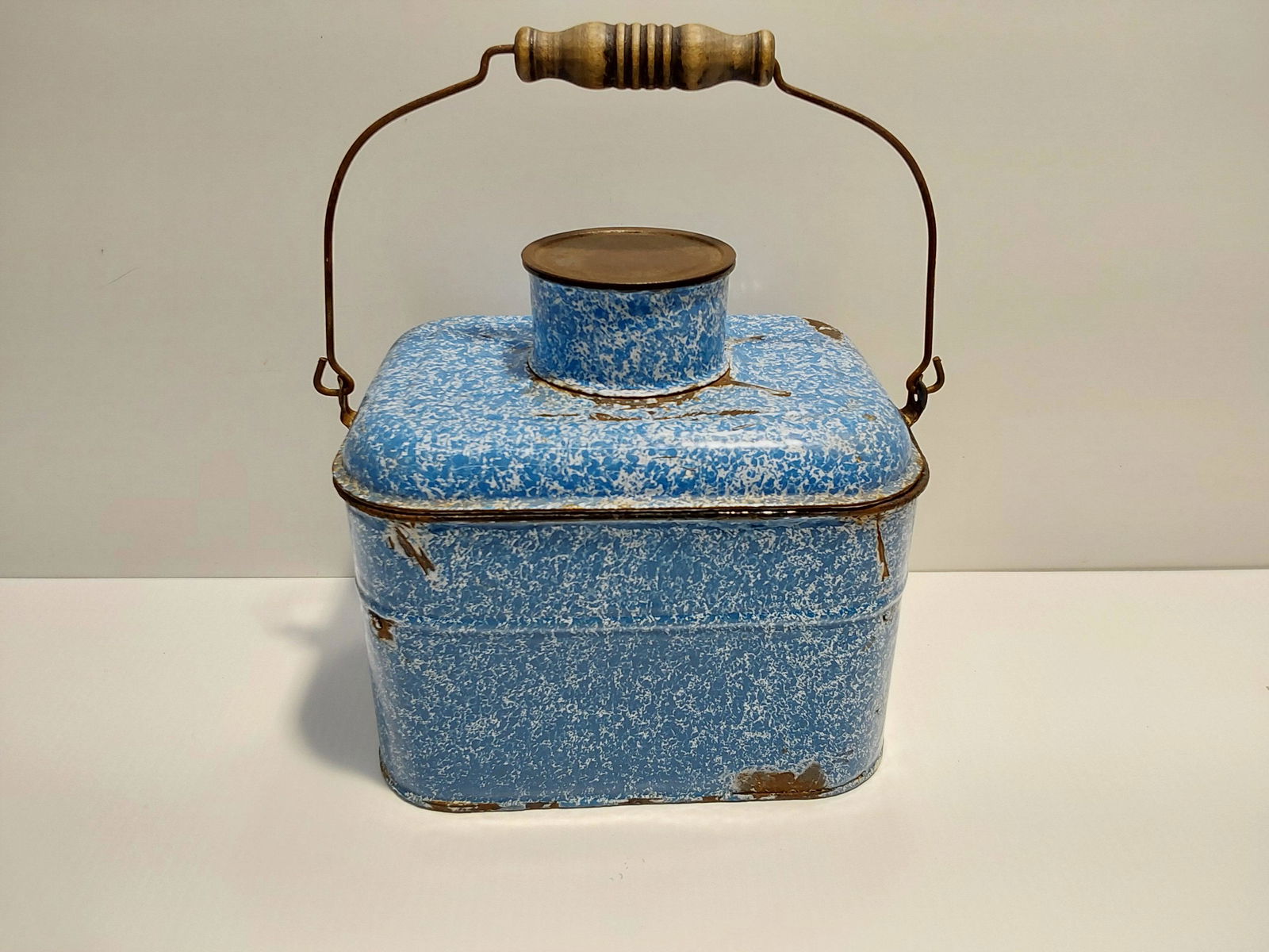 Graniteware miner's lunch pail (1 of 2)