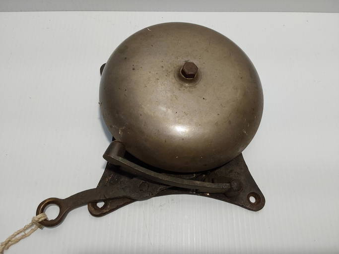 brass pull string bell (0219) on Dec 31, 2022 Freeman Yoder Auctions