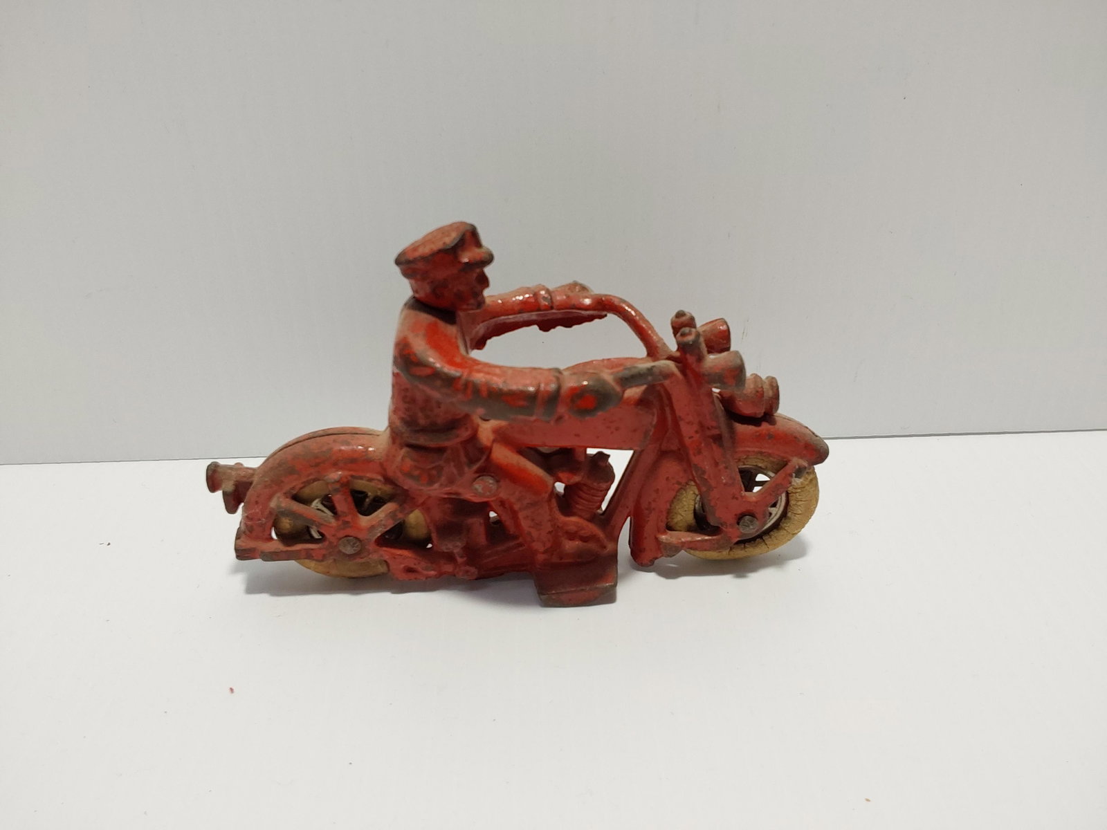 cast iron Harley Davidson motorcycle: 5 1/4" long