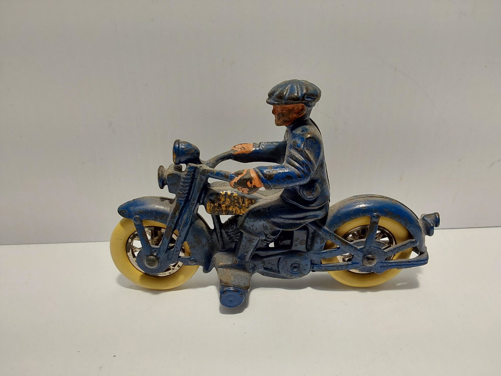 cast iron Harley Davidson motorcycle: 6" long
