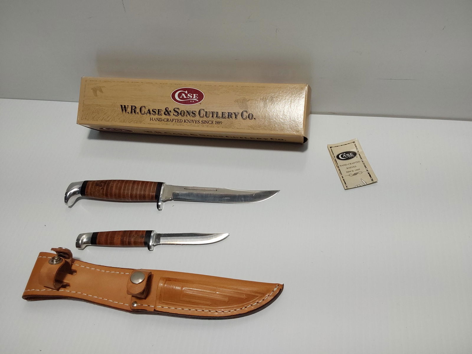 NEW Case Twin Finn fixed blade set of (2) knives: Case (16-5 SS) Twin Finn fixed blade set. Large knife 5" blade (9 1/2" overall) Small knife 3" blade (6 1/2" overall) Fiber & leather handles, Tested XX razor edge stamped on blades, curved metal pomm